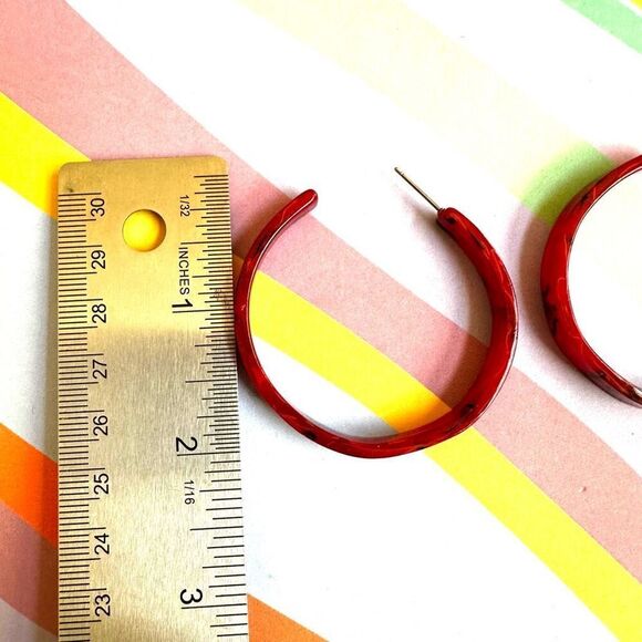 Red marbled lucite hoop earrings - Picture 7 of 8